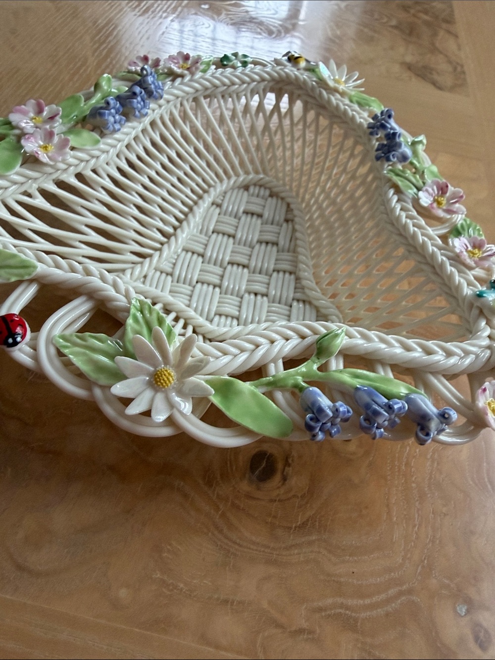 Belleek Hand Crafted Ivory Woven Bell  Basket with flowers Bee and Lady bag - Picture 5 of 6